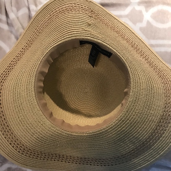 🏝 Classic WHBM Floppy Straw Hat 🌞 - Picture 3 of 3